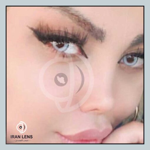 تصویر لنز طبی رنگی آبی یخی دوردار روشن