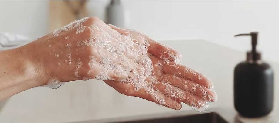 آموزش صحیح گذاشتن و برداشتن لنز تماسی در چشم